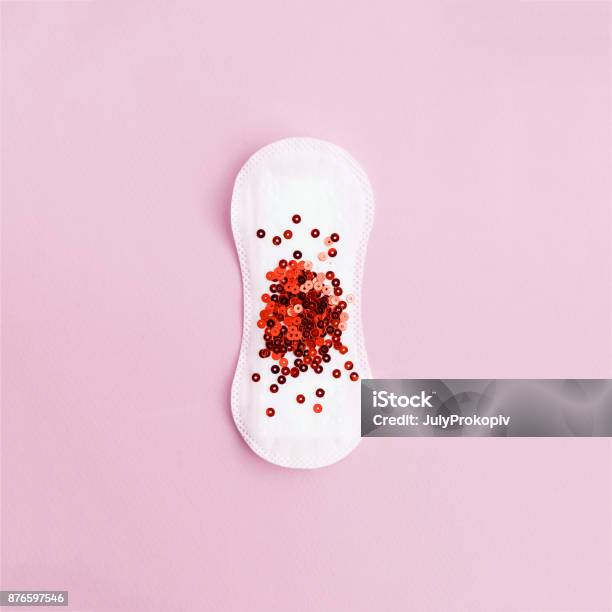 Menstruationspad Mit Rotem Glitter Auf Pastell Hintergrund Stockfoto und mehr Bilder von Menstruation - Gesundheitswesen und Medizin
