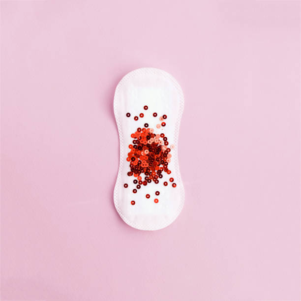 cojín menstrual con brillo rojo sobre fondo pastel - hygienic pad fotografías e imágenes de stock