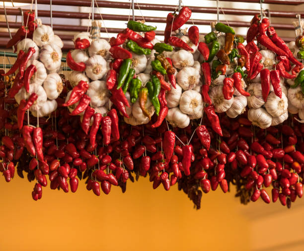 ají seco y los ajos en un mercado de calle - garlic hanging string vegetable fotografías e imágenes de stock