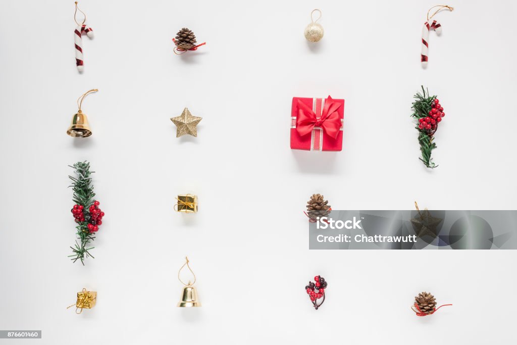 Imagen aérea plana puesta de accesorios feliz Navidad y feliz año nuevo fondo blanco concepto. Esencial hermosas decoraciones y adornos arreglo en telón de fondo. Artículos para la temporada de invierno. - Foto de stock de Adorno de navidad libre de derechos