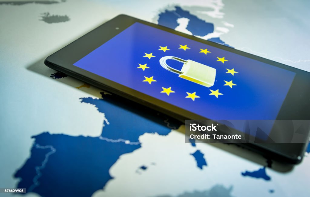 Bandera de candado y la Unión Europea dentro de un smartphone y el mapa de la UE, la metáfora GDPR - Foto de stock de Secreto libre de derechos