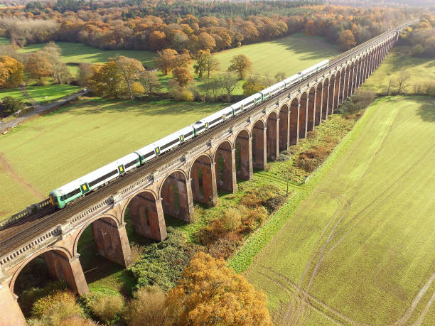 casa valle viaducto en sussex. - railway bridge fotografías e imágenes de stock