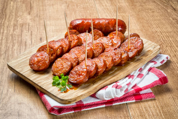 испанская колбаса на гриле - chorizo стоковые фото и изображения