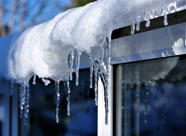 田舎の英語村で象徴的な冬の風景 - icicle ストックフォトと画像