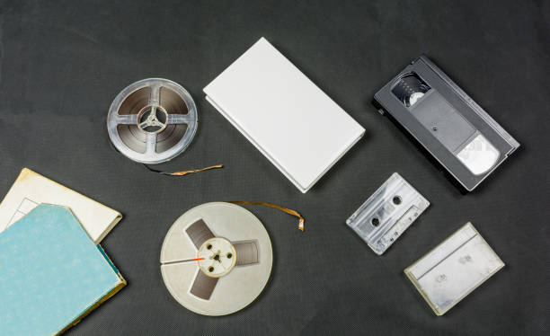 types de bandes magnétiques ainsi que leurs emballages. - video cassette tape photos et images de collection