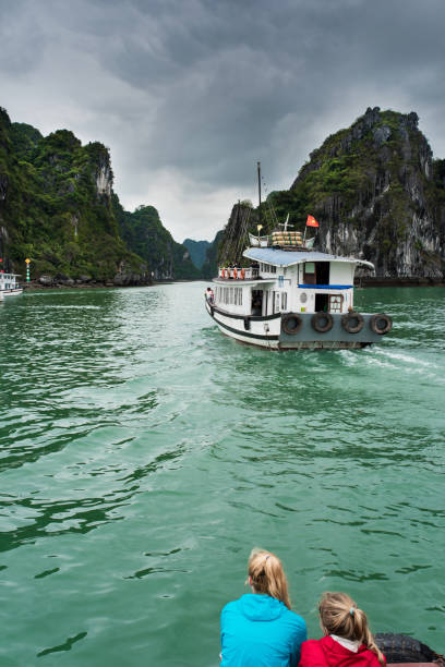 łodzie turystyczne - zatoka halong - halong bay vietnam bay cruise zdjęcia i obrazy z banku zdjęć