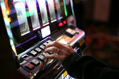 nahaufnahme-einer-frau-in-einem-spielautomaten-in-einem-casino-zu-spielen.jpg?b=1&s=170x170&k=20&c=LR_yNoEPJfaCrbzBXwUpo47AQXJfrB7Ly5D8UmthxrE=