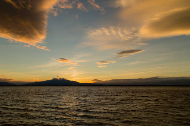 pôr do sol no monte canigou - magic hour - fotografias e filmes do acervo