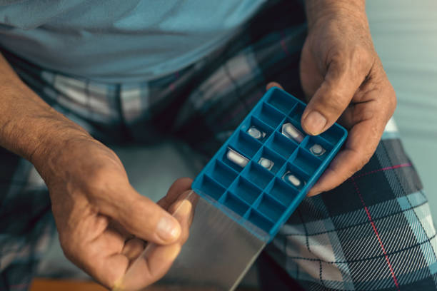 elderly hands holding pillbox - vitamin pill capsule equipment data imagens e fotografias de stock