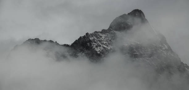 안개와 안개에 톱니 산 능선 - schwarzhorn 뉴스 사진 이미지