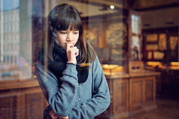 adolescente sérieuse cherche exposition musée avec intérêt - child serious museum indoors photos et images de collection