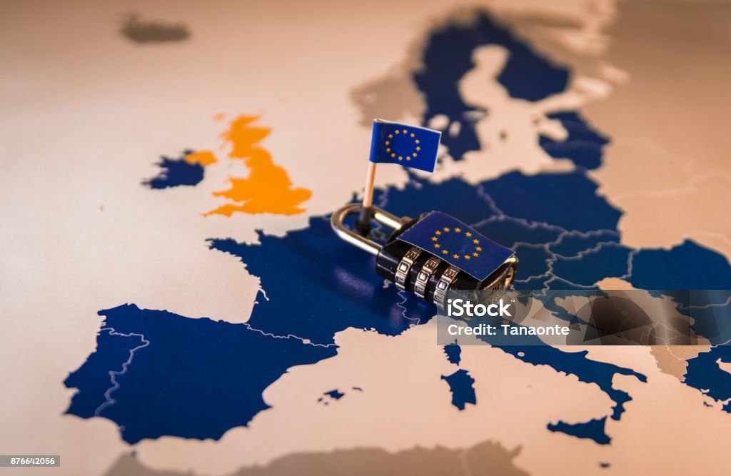 Candado sobre mapa de la UE, metáfora GDPR - Foto de stock de Reglamento General de Protección de Datos libre de derechos