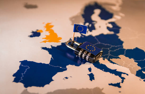 candado sobre mapa de la ue, metáfora gdpr - 2018 fotografías e imágenes de stock