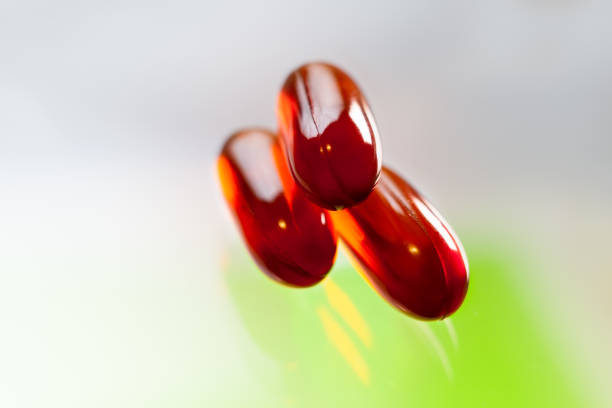 capsule rosse trasparenti - capsule vitamin pill red lecithin foto e immagini stock