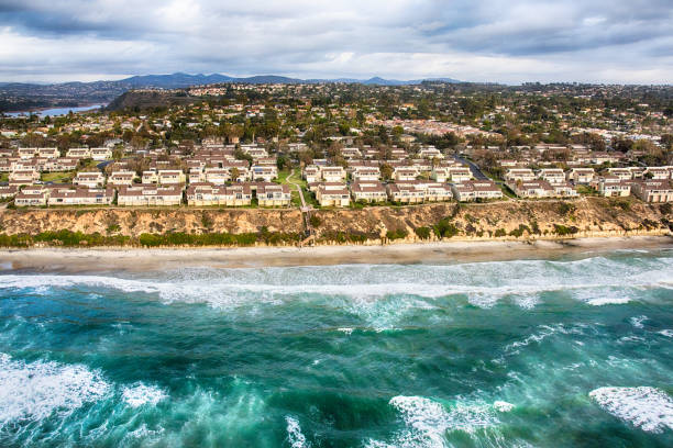 istock Oceanfront Homes in Southern California 876646182