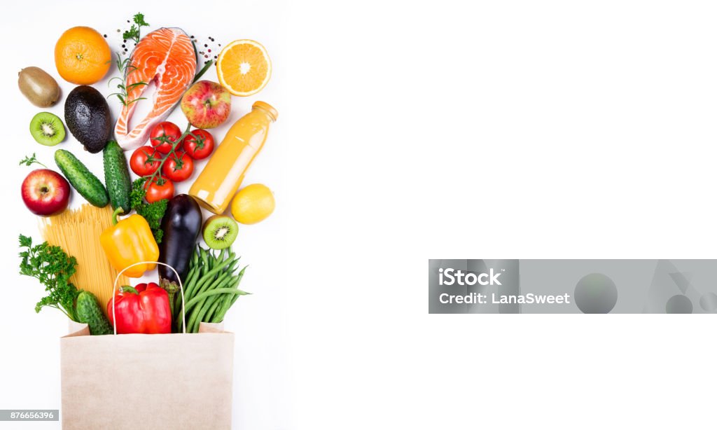 Gesunde Ernährung-Hintergrund. Gesunde Ernährung in Papier Tasche Fisch, Obst und Gemüse auf weiß. Shopping Lebensmittel-Supermarkt-Konzept. Langformat - Lizenzfrei Supermarkt Stock-Foto