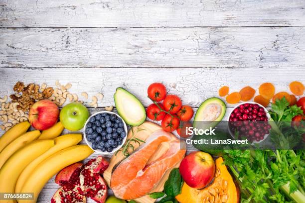 Hintergrund Der Gesunden Nahrung Für Herz Gesunde Ernährung Diät Und Gesunde Lebenskonzept Frischer Fisch Obst Gemüse Beeren Und Nüssen Ansicht Von Oben Stockfoto und mehr Bilder von Ernährungsberater