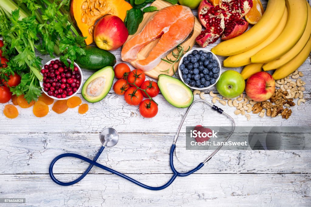 Gesunde Nahrung für Herz. Frischer Fisch, Obst, Gemüse, Beeren und Nüssen. Gesunde Ernährung, Diät und gesundes Herz Konzept - Lizenzfrei Gesunde Ernährung Stock-Foto