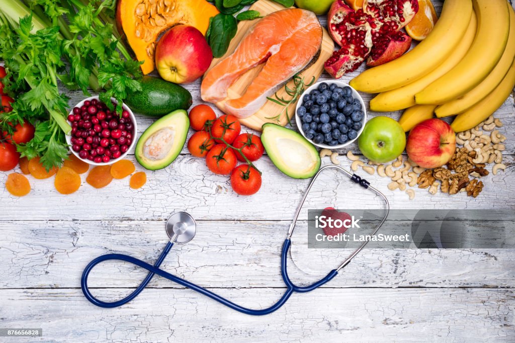 Alimentação saudável para o coração. Peixe fresco, frutas, legumes, frutas e nozes. Alimentação saudável, dieta e conceito de coração saudável - Foto de stock de Alimentação Saudável royalty-free