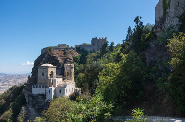 la torretta pepoli - poco castillo y el castillo medieval de venus en erice, sicilia, italia - erice fotografías e imágenes de stock