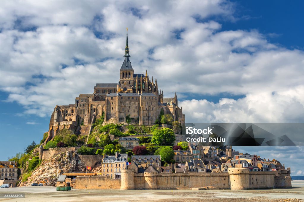 Le Mont Saint Michel est une commune de l’île en Normandie. L’île a occupé des fortifications stratégiques depuis l’Antiquité et a été le siège d’un monastère. - Photo de Château libre de droits