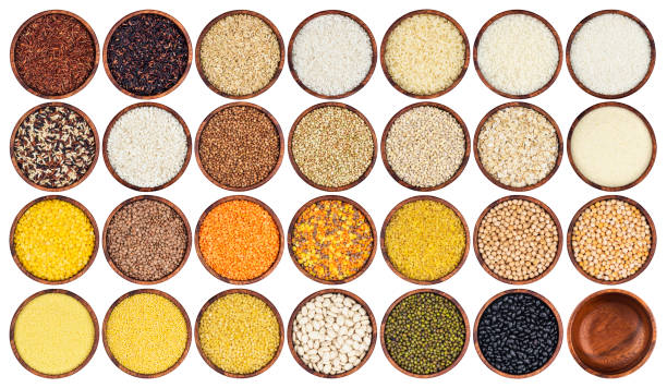 白い背景に分離された異なるひき割り穀物のコレクションです。エンドウ豆、穀物、米、マメ科植物、豆、木製ボウルに豆の平面図です。 - clipping path rice white rice basmati rice ストックフォトと画像