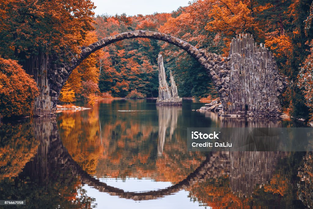 Rakotz Brücke In Kromlau Sachsen Deutschland Bunter Herbst Reflexion