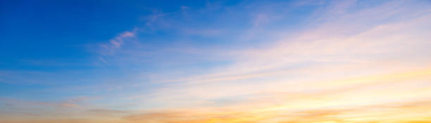 blauen und orangefarbenen himmel bei sonnenuntergang - panoramic scenics sunlight day stock-fotos und bilder