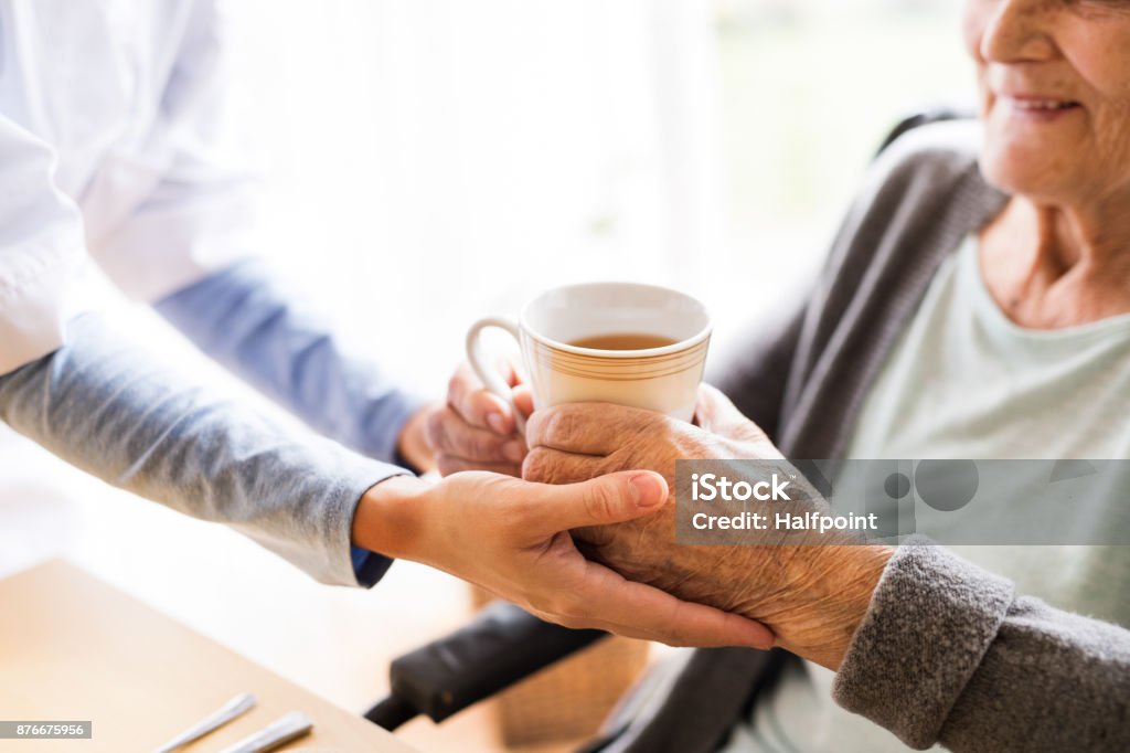 Gesundheit-Besucher und eine ältere Frau beim Hausbesuch. - Lizenzfrei Altersheim Stock-Foto