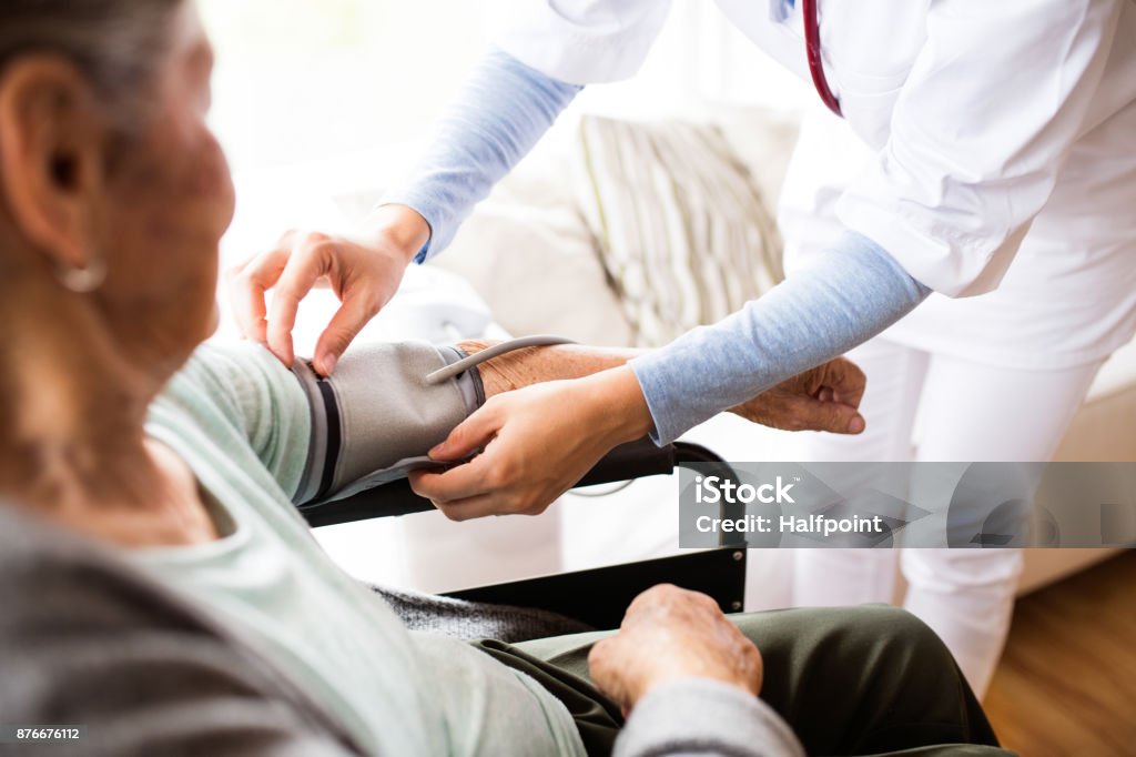 Gesundheit-Besucher und eine ältere Frau beim Hausbesuch - Lizenzfrei Blut Stock-Foto