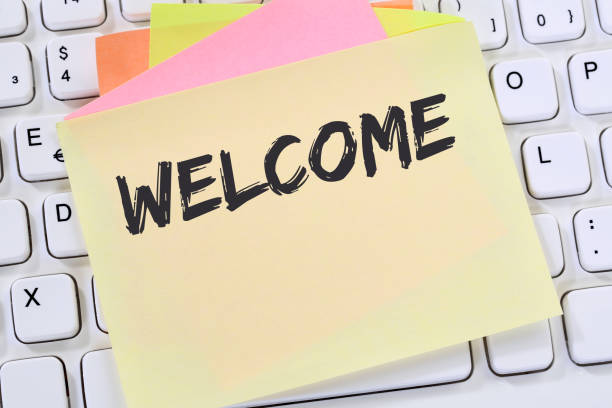 welcome new employee colleague refugees refugee immigrants note paper - new greetings imagens e fotografias de stock