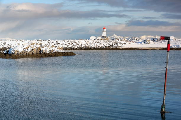 farol-extremidade pequena do quebra-mar no porto de pesca de hovsundhamm. hovsund-gimsoya-lofoten-noruega. 0592 - lofoten lighthouse winter waterbreak - fotografias e filmes do acervo