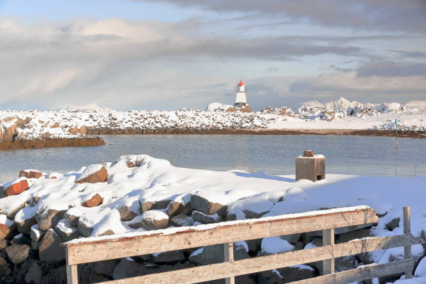 mała latarnia morska-koniec falochronu w porcie rybackim hovsundhamm. hovsund-gimsoya-lofot-norwegia. 0591 - lofoten lighthouse winter waterbreak zdjęcia i obrazy z banku zdjęć