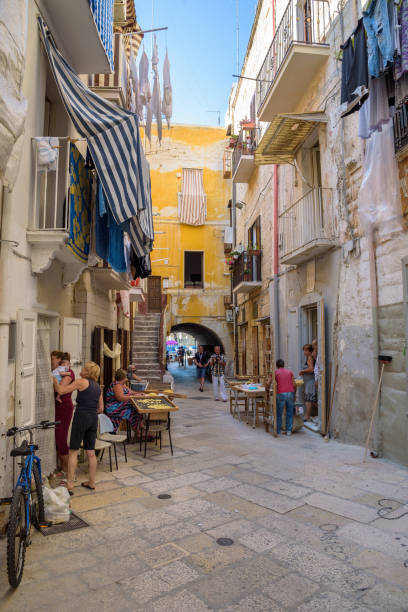 arco basso straße in der altstadt von bari - orecchiette stock-fotos und bilder