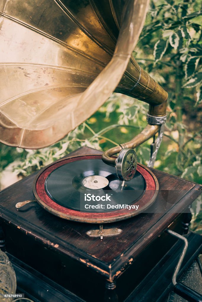 Giradiscos Vinilo Tocadiscos O Gramófono Vintage Equipo De Audio Retro Para  Disco De Vinilo Foto de stock y más banco de imágenes de Gramófono - iStock