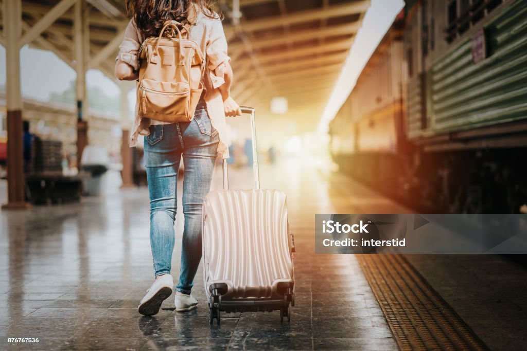 Touristiques de voyageur femme marchant avec bagages pour commencer son voyage - Photo de Valise libre de droits