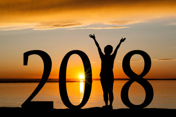 2018 neujahr silhouette der frau am goldenen sonnenuntergang - heaven women sunrise inspiration stock-fotos und bilder