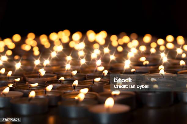 Photo libre de droit de Bougies Lumignons Beau Noël Célébration Religieux Ou Du Souvenir Aux Chandelles Image Veillée Aux Chandelles Romantique banque d'images et plus d'images libres de droit de Bougie