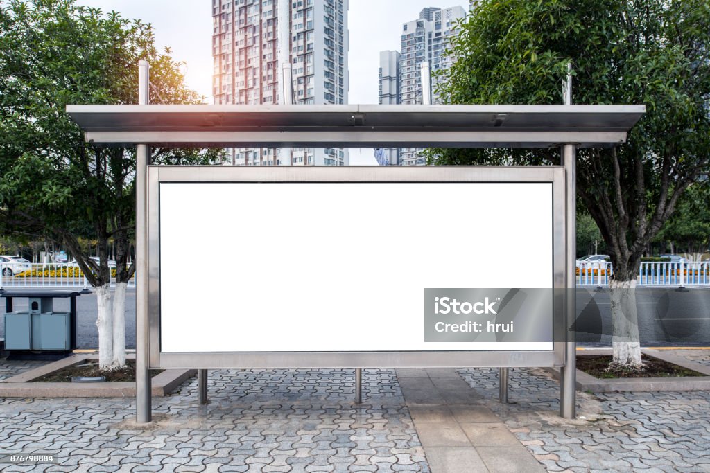 El lado en blanco de las carteleras de la ciudad carretera - Foto de stock de Valla publicitaria libre de derechos