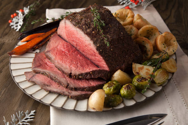 roast beef con yorkshire budino - roast sirloin foto e immagini stock