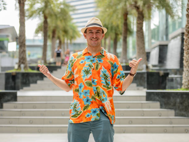 bell'uomo turistico che esplora la bellissima città di bangkok thailandia - camicia hawaiana foto e immagini stock