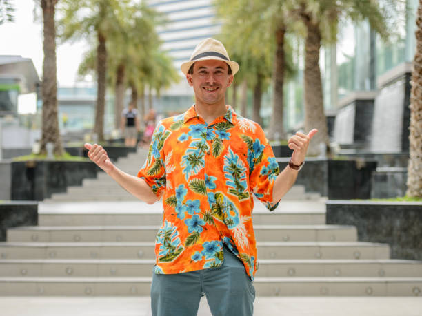 handsome tourist man exploring the beautiful city of bangkok thailand - siam square imagens e fotografias de stock