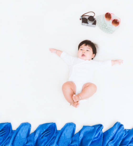 adorabile bambina asiatica felice in coperta con sfondo estivo o concetto di vacanza. (tono vintage) - playground cute baby blue foto e immagini stock