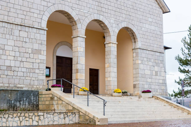 Roccaraso, Abruzzo, Italy. October 13, 2017. Church of Santa Maria Assunta, earthquakes of 1703 (earthquake of L'Aquila) and 1706 and destroyed several times, until the Second World War completely destroyed it. In 1954 it was completely reconstructed roccaraso, abruzzo, italia. 13 de octubre de 2017. iglesia de santa maria assunta, terremotos de 1703 (terremoto de l ' aquila) y 1706 y destruidos varias veces, hasta la segunda guerra mundial había destruido. en 1954 fue completamente reconstruido