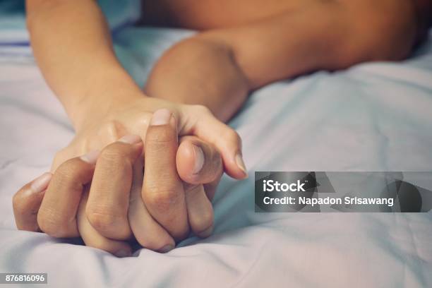 男性と女性の手はベッドの上でセックスします - 性的問題のストックフォトや画像を多数ご用意 - 性的問題, カップル, ベッド