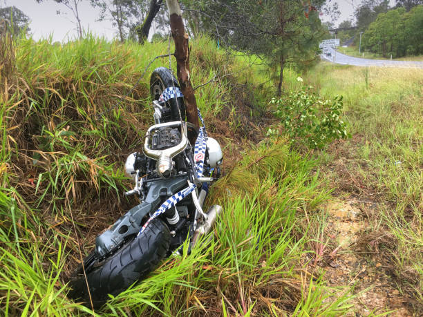 scena di incidente motociclistico - death toll foto e immagini stock