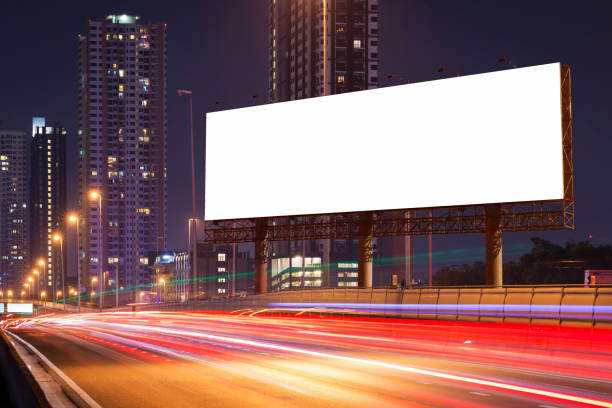 blanc blanc anglo-saxon sur sentiers de lumière, rue, ville et urbain dans la publicité crépuscule ou de nuit-can pour affichage ou montage d’une entreprise. - billboard bill city advertise photos et images de collection