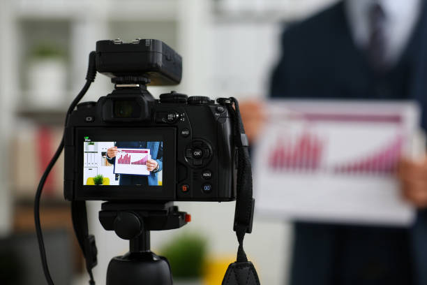 istock Male in suit and tie show stats graph pad 876838002