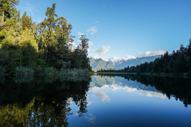 mount cook with snow at the peak and reflection on river - new zealand forest landscape mountain imagens e fotografias de stock