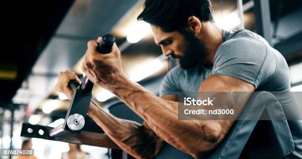 Foto de Jovem Bonito Fazendo Exercícios Na Academia e mais fotos de stock de Academia de ginástica - Academia de ginástica, Homens, Bíceps